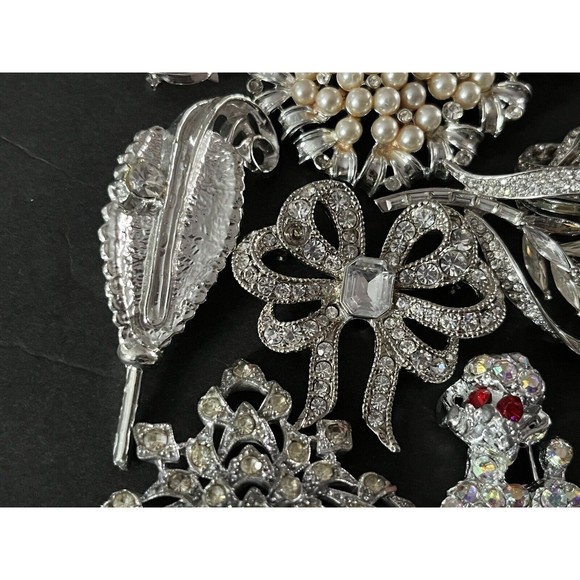 VINTAGE HIGH END Brooches 16pcs MISSING RHINESTONES ALL WEARABLE/ Most Unsigned - Picture 9 of 16